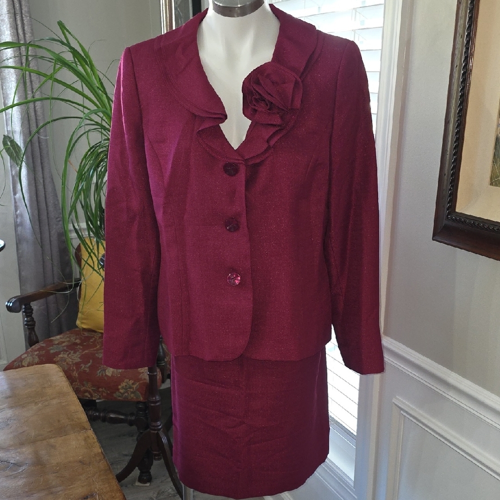 Le Suit Women's Burgundy Blazer and Skirt Set